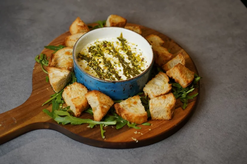 Scarpetta con stracciatella di burrata e pistacchio
