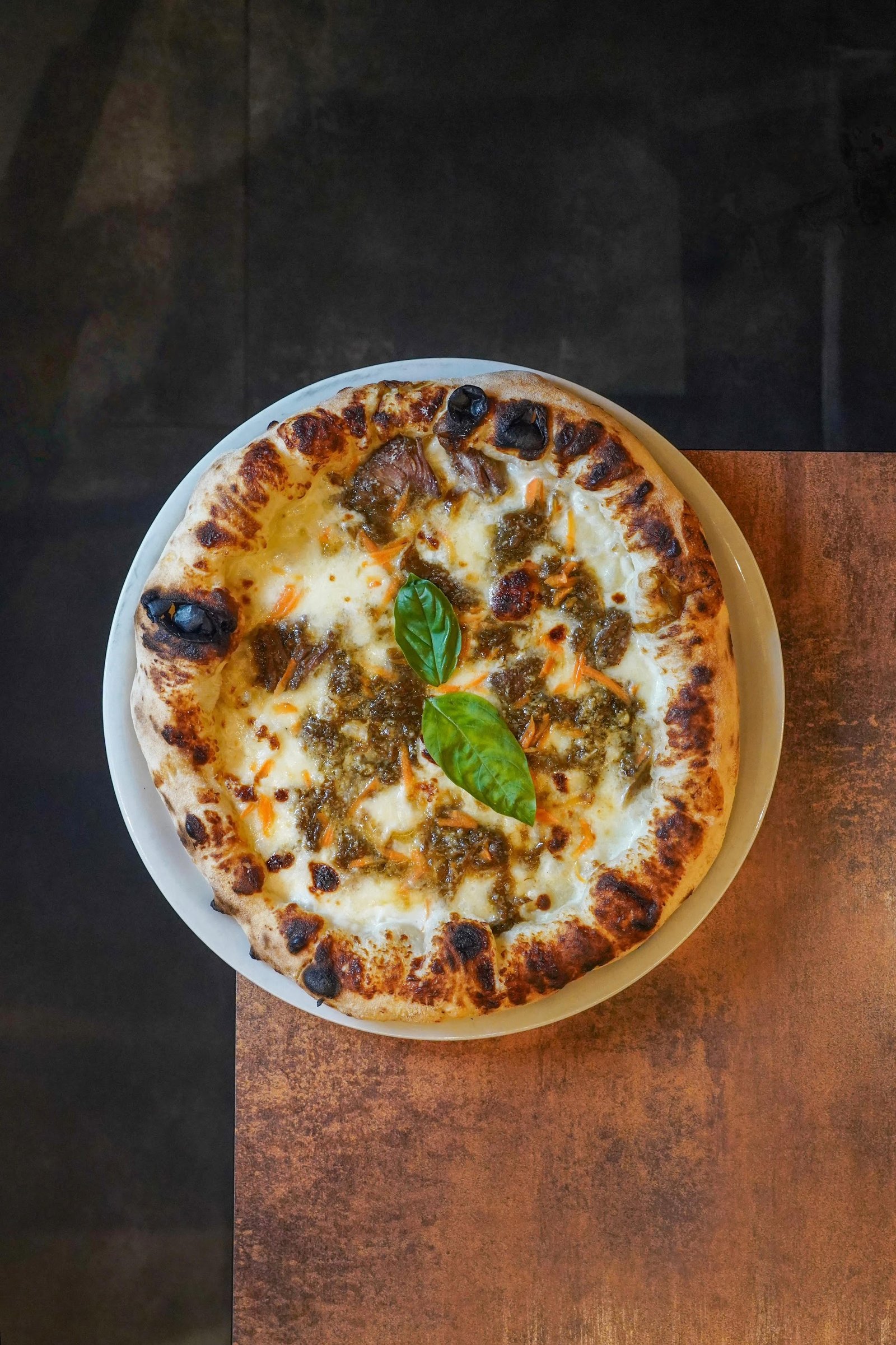 Pizza Genovese con carne guisada y cebolla caramelizada en Artéteca, pizzería napolitana Barcelona
