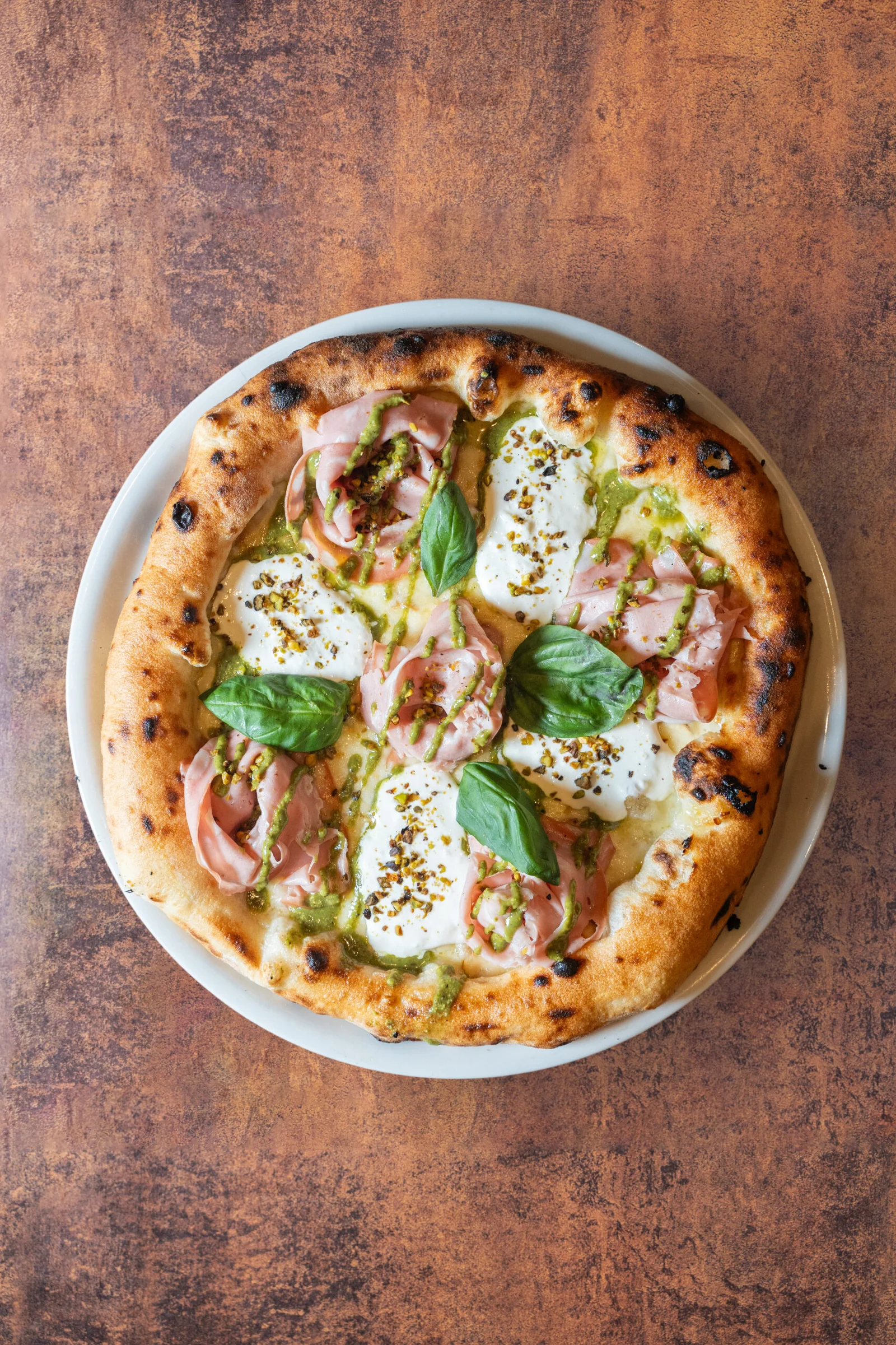 Pizza Pizzacho con mortadela, pistacho de Bronte y stracciatella di burrata en Artéteca, Barcelona