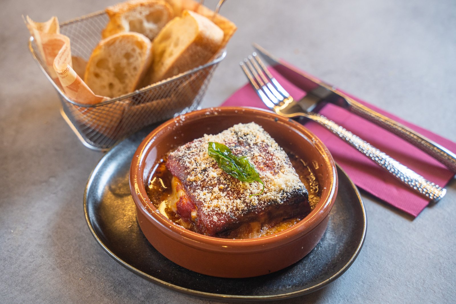 Parmigiana di melanzane, berenjenas a la parmesana, entrante italiano en Artéteca, Barcelona